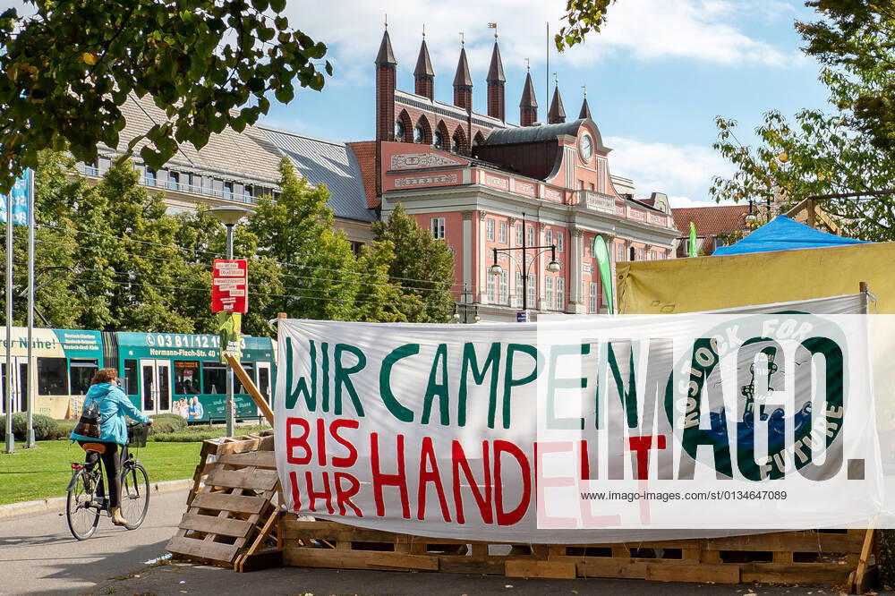 KW37 Kurz vor der Bundestagswahl: Am 24.09. Klimastreik - 14.09.2021: Symbolfoto: Klimakrise - Am 24.9. plant Fridays for Future unter dem Motto ANOTHER WORLD IS POSSIBLE - EINE BESSERE WELT IST MÖGLICH weltweit Aktionen in rund 80 Staaten. In Deutschland gibt es so kurz vor der Bundestagswahl rund 200 Demonstrationen. In Rostock startet die Demo um 15 Uhr. Zudem wird gerade in der Hansestadt ein Klima-Camp (Foto) bei der Marienkirche errichtet. Rostock Mecklenburg-Vorpommern Deutschland