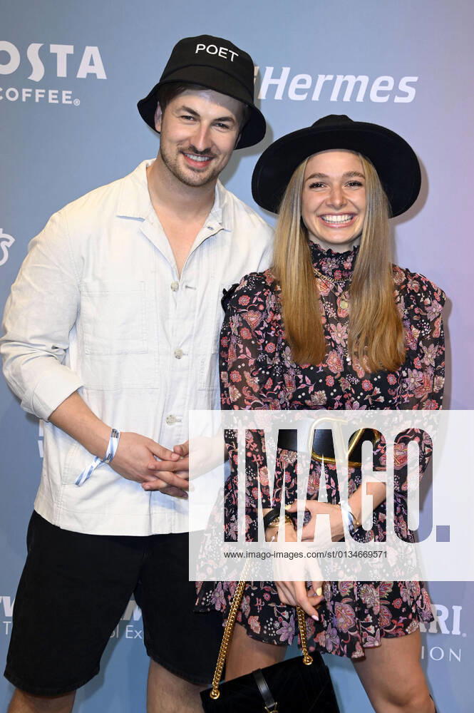 Bilder des Jahres 2021, Entertainment 09 September Entertainment Themen der Woche KW37 Nicolas Puschmann und Lola Weippert bei der Tom Tailor Fashion Show auf der About You Fashion Week im Kraftwerk Berlin. Berlin