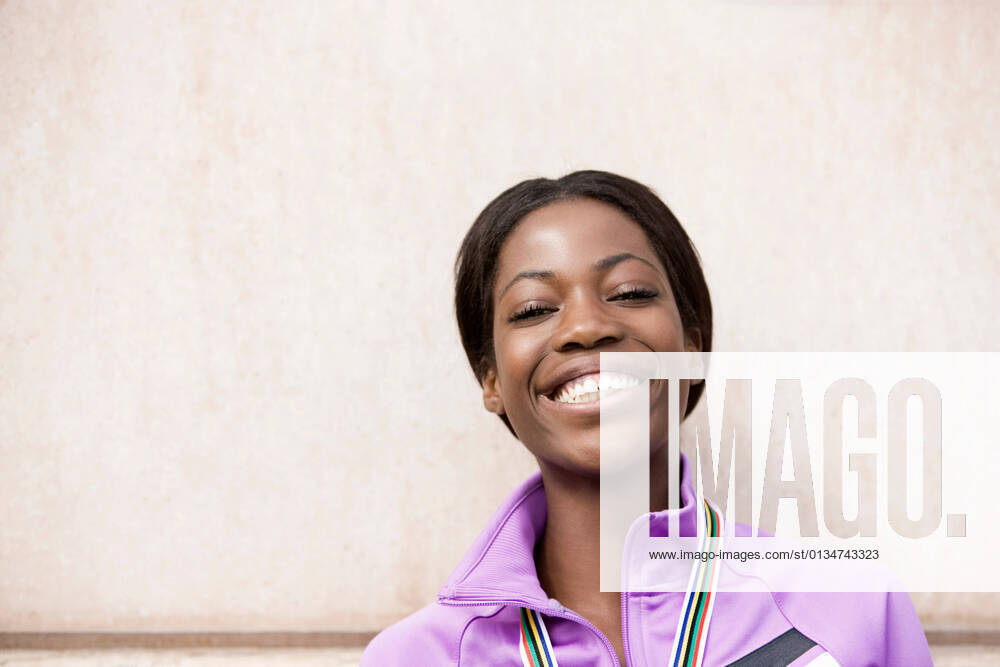 IMAGO Creative: Internationaler Frauenmonat, Mädchen im Sport Smiling runner wearing medal, 01.10.2011,