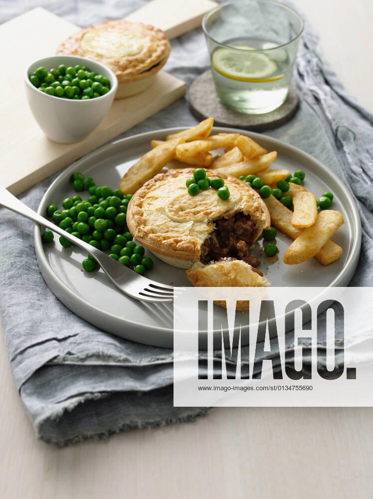 IMAGO Creative, Food, Pot Pie Plate of meat pie, chips and peas, 13.07.2012,
