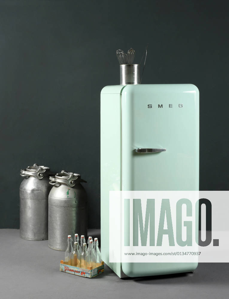 IMAGO Creative: Haushaltsgeräte - Kühlschrank 50er jahre,kühlschrank,küchenutensilien,smeg,50er,fifties,fünfziger,kühlschränke,küchenbedarf,küchengerät,küchengeräte,küchenutensil,küchenwerkzeug,küchenwerkzeuge,küchenzubehör