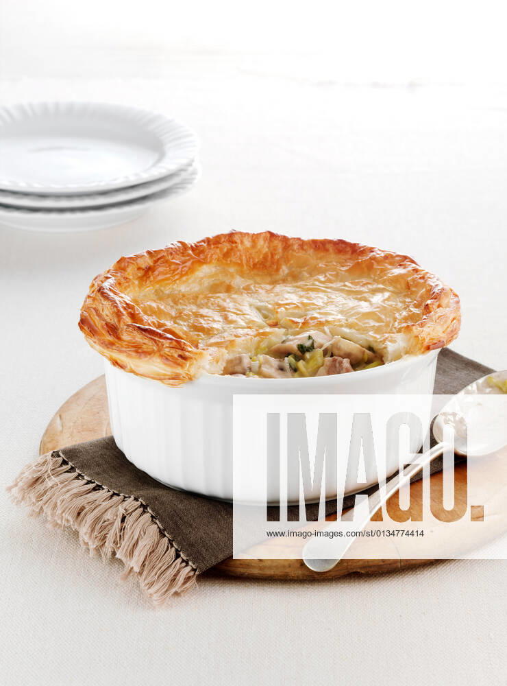 IMAGO Creative, Food, Pot Pie Dish of baked chicken pie, 13.08.2012,
