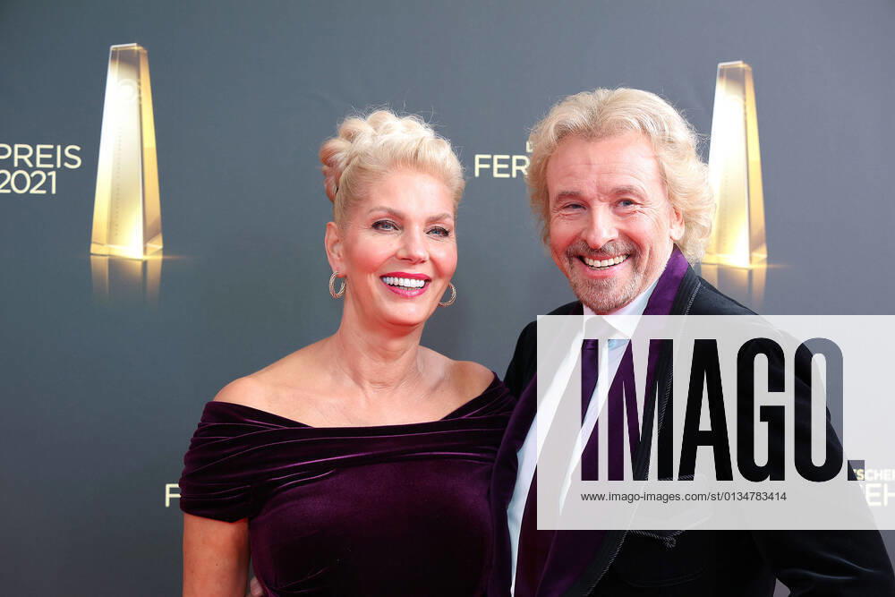 Bilder des Jahres 2021, Entertainment 09 September Entertainment Themen der Woche KW37 Thomas Gottschalk und Karina Mross bei der Ankunft zur Deutscher Fernsehpreis Verleihung am 16.09.2021 in Köln Deutscher Fernsehpreis Verleihung 2021 in Koeln
