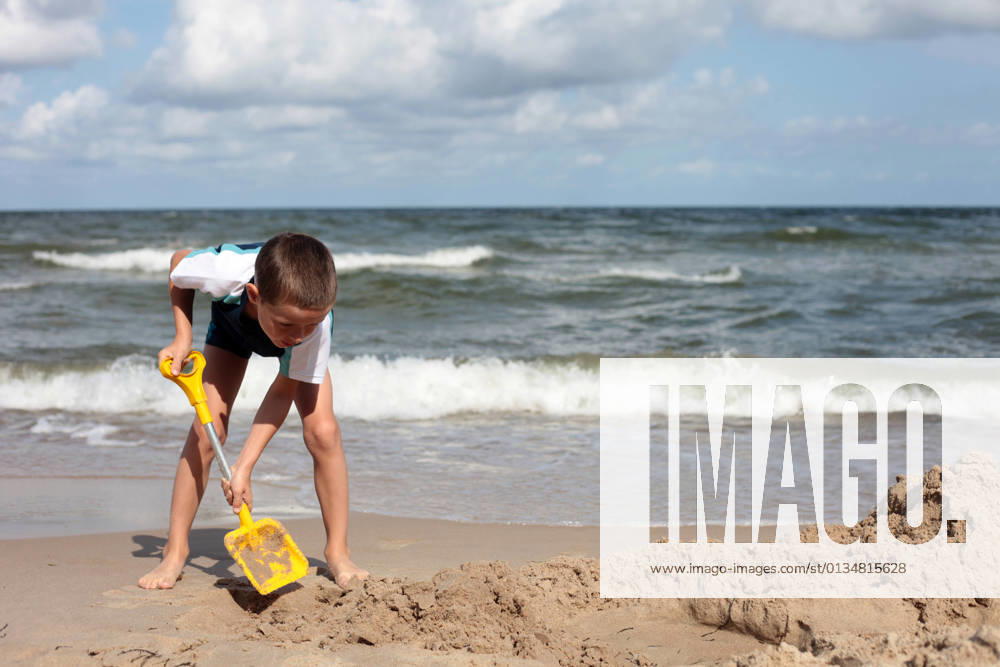 Junge,buddeln,strandurlaub,jungen,badeferien,badeurlaub,sommerurlaub,urlaub