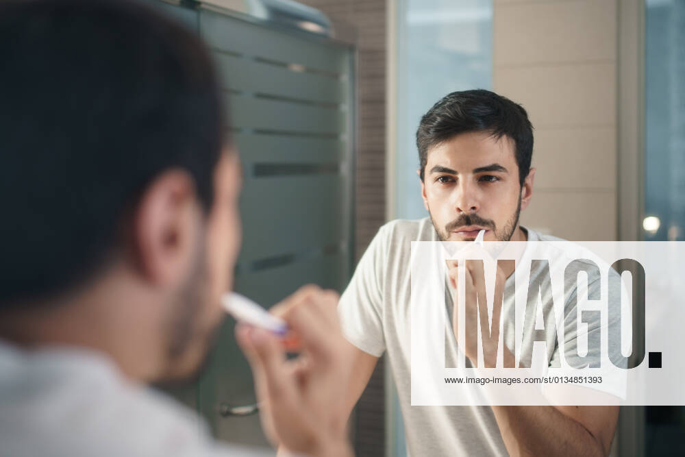 Badezimmer,spiegelbild,zähne putzen,bad,bäder,spiegelbilder,spiegeln,zähneputzen