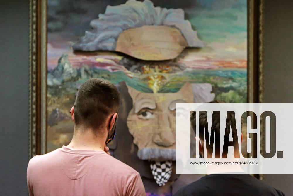 Bilder des Jahres 2021, Entertainment 09 September Entertainment Themen der Woche KW37 (210916) -- BUCHAREST, Sept. 16, 2021 -- People view an artwork at Art Safari exhibition in Bucharest, Romania, on Sept. 16, 2021. Art Safari is an annual cultural event aimed at bringing classical and contemporary artworks closer to the public. (Photo by Xinhua) ROMANIA-BUCHAREST-EXHIBITION-ART SAFARI CristianxCristel