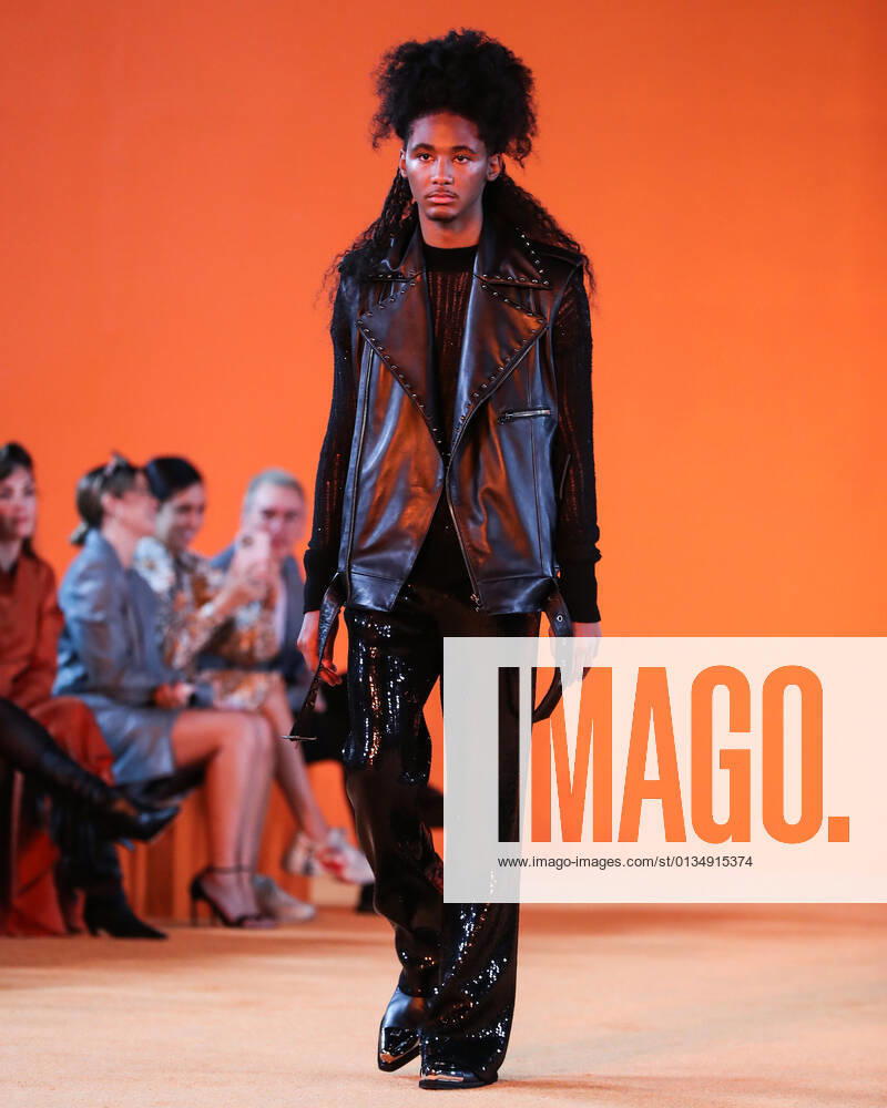 MARCELL VON BERLIN Spring Summer 2021 Runway Fashion Show - Runway BEVERLY HILLS, LOS ANGELES, CALIFORNIA, USA - SEPTEMBER 16: Model Denim Cole Braxton-Lewis walks the runway at the MARCELL VON BERLIN Spring Summer 2021 Runway Fashion Show held at the Sheats Goldstein Residence on September 16, 2021 in Beverly Hills, Los Angeles, California, United States. Beverly Hills California United States collin-marcellv210916_nptty