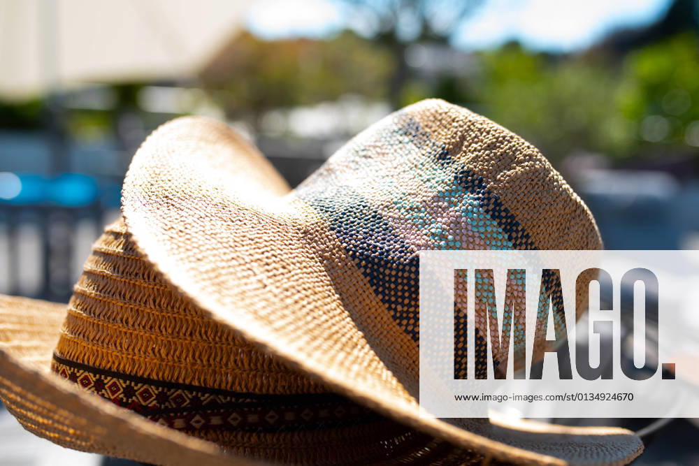 IMAGO Creative, Jahreszeit Sommer, Sonnenschutz strohhut,hut,hüte,kopfbedeckung,strohhüte
