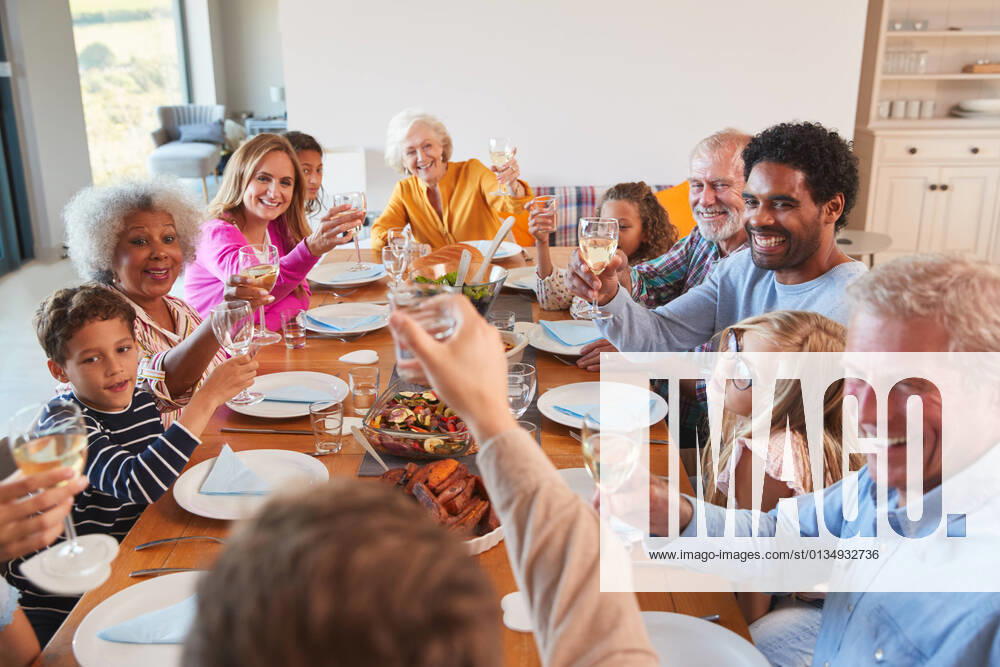 IMAGO Creative: Gesellschaft, Integration zuhause,familie,anstoßen,generationen,häusliches leben,zu hause,familien,anstossen,prosit,prost,prosten,zuprosten,altersunterschied,generation