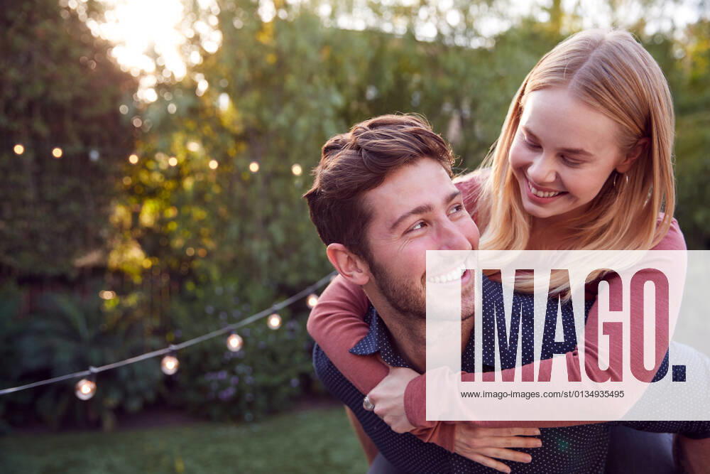 Paar,glücklich,spaß,verliebt,huckepack,homonym,paare,pärchen,glück,glücklichsein,freude,fröhlich,jux,spass,spaßig,vergnügen,liebe,tragen