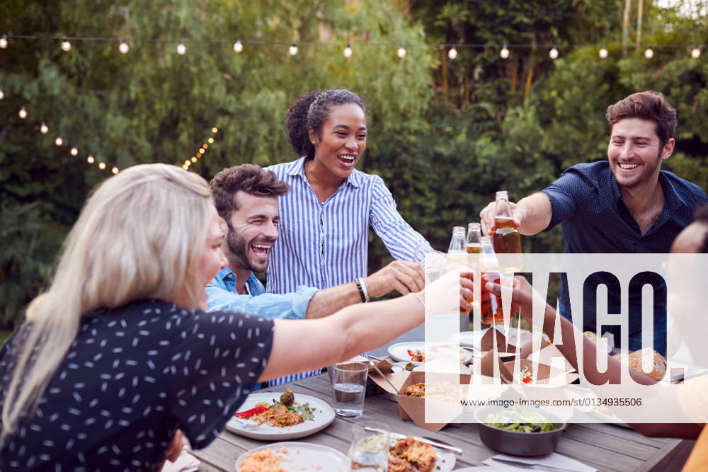 Anstoßen,prost,gartenparty,anstossen,prosit,prosten,zuprosten,gartenfest,gartenfeste,gartenparties,party,sommerfest,sommerparty