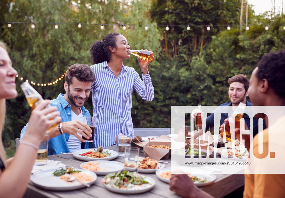 Glücklich,freunde,takeaway,gartenparty,glück,glücklichsein,befreundet,freund,freundschaft,gartenfest,gartenfeste,gartenparties,party,sommerfest,sommerparty