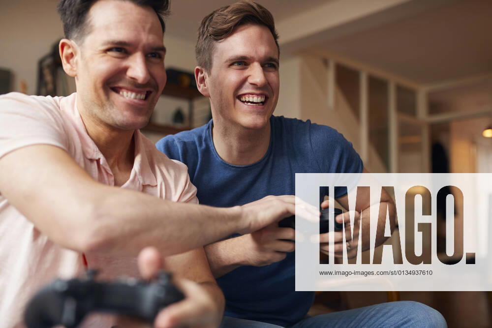 IMAGO Creative, Lifestyle, Gaming zuhause,zocken,freunde,konsolenspiel,häusliches leben,zu hause,befreundet,freund,freundschaft,konsole,konsolenspiele,spielekonsole,spielkonsole,videospiel