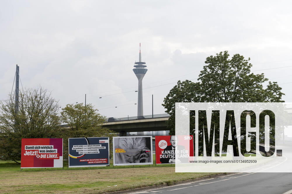Dusseldorf Nordrhein-Westfalen Deutschland 17. September 2021. Kampagne für die Bundestagswahl am 26. September. Wahlkampfplakate der Die Linke, CDU, FDP, SPD mit TV turm Dusseldorf Nordrhein-Westfalen Germany 17th September 2021. Campaign for the German National parliamentary elections to be held on 26th September. Election campaign posters for the Die linke, CDU, FDP, SPD with the TV tower beyond.