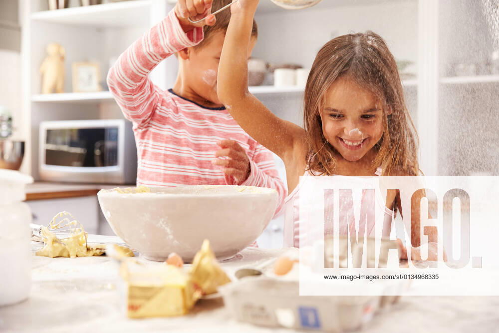 IMAGO Creative: Jahreszeit Winter, Fantasievoll drinnen spielen kind,backen,geschwister,kids,kinder,backe,homonym