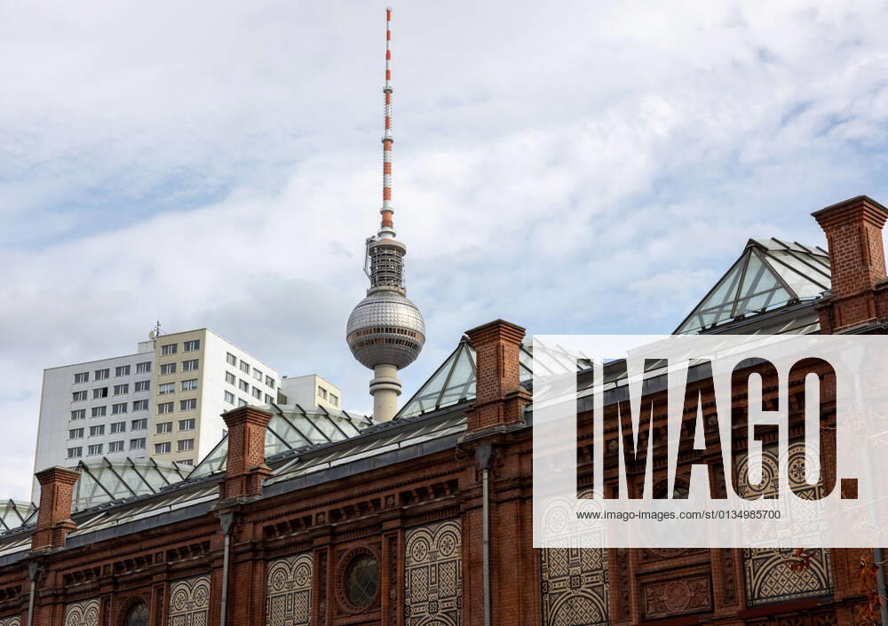 Redaktionell, Berliner Fernsehturm zusammen mit dem Bahnhof Hackescher Markt im August 2021.