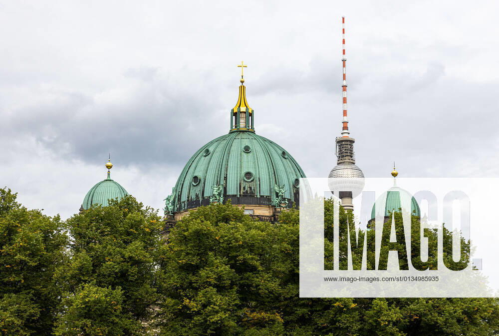 Redaktionell, Berliner Fernsehturm zusammen mit den Kuppeln des Berliner Doms im August 2021.