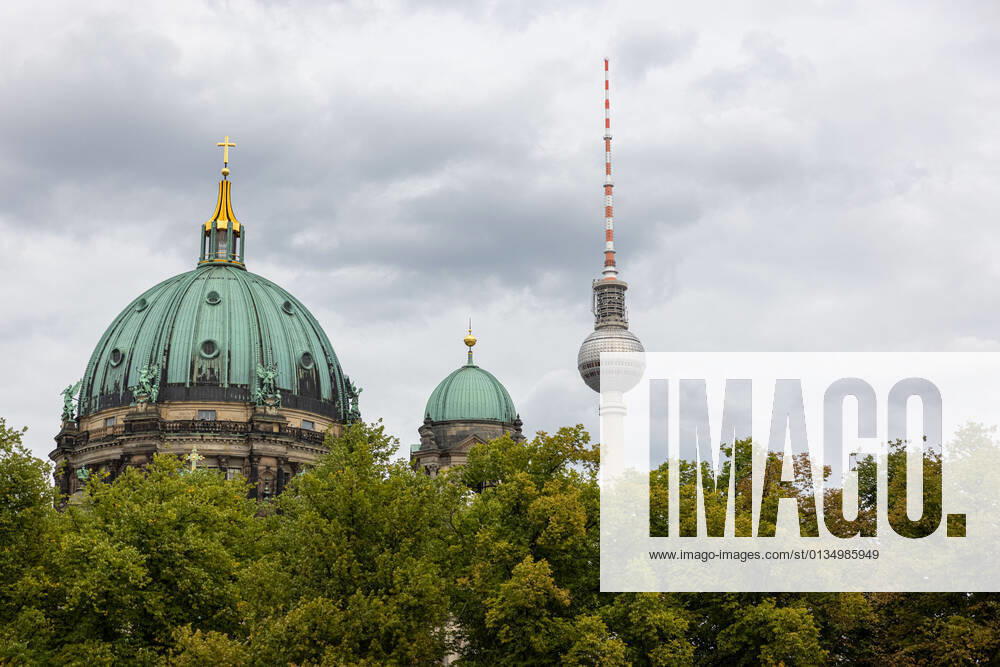 Redaktionell, Berliner Fernsehturm zusammen mit den Kuppeln des Berliner Doms im August 2021.