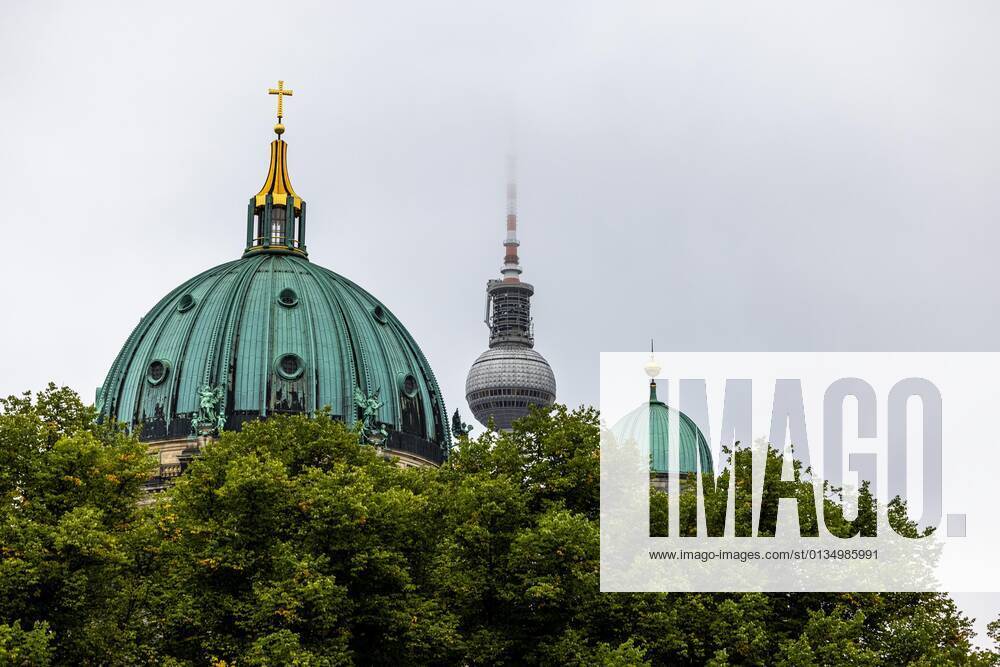 Redaktionell, Berliner Fernsehturm zusammen mit den Kuppeln des Berliner Doms im August 2021.