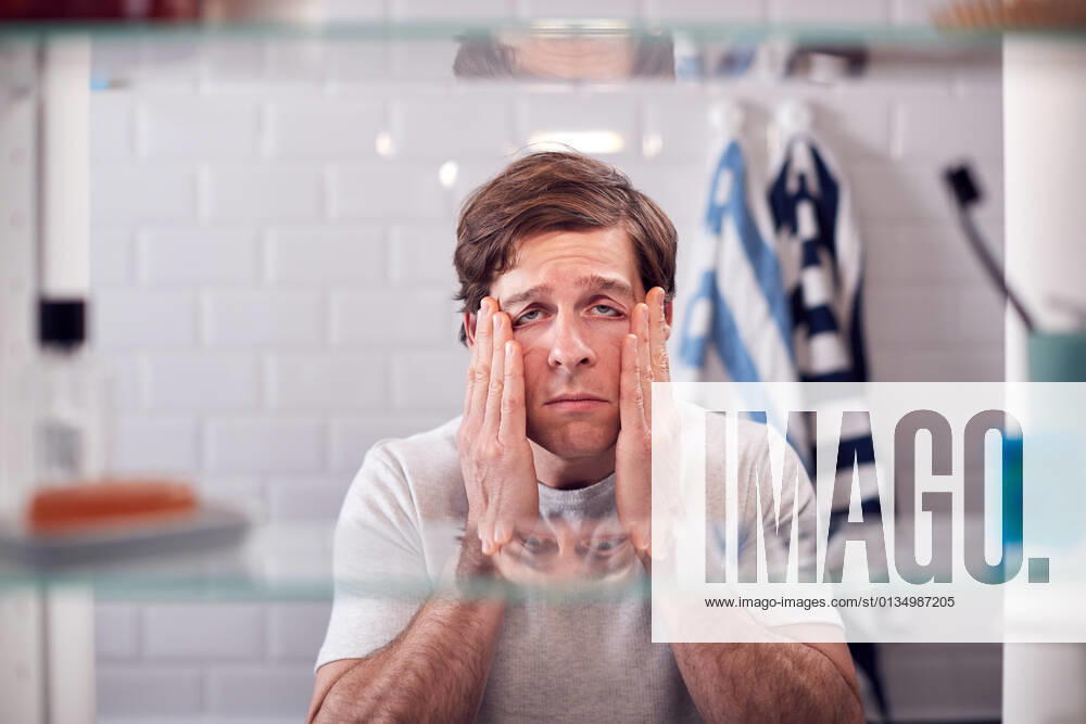 Mann,müde,badezimmer,spiegelbild,männer,männlich,müdigkeit,bad,bäder,spiegelbilder,spiegeln