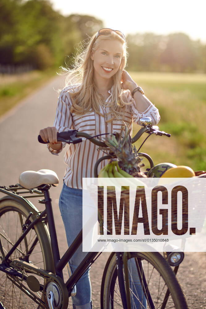 IMAGO Creative: Jahreszeit Frühling, Picknick früchte,feldweg,fahrradkorb,frucht,obst,feldwege,weg,wege,wirtschaftsweg,wirtschaftswege,fahrradkörbe
