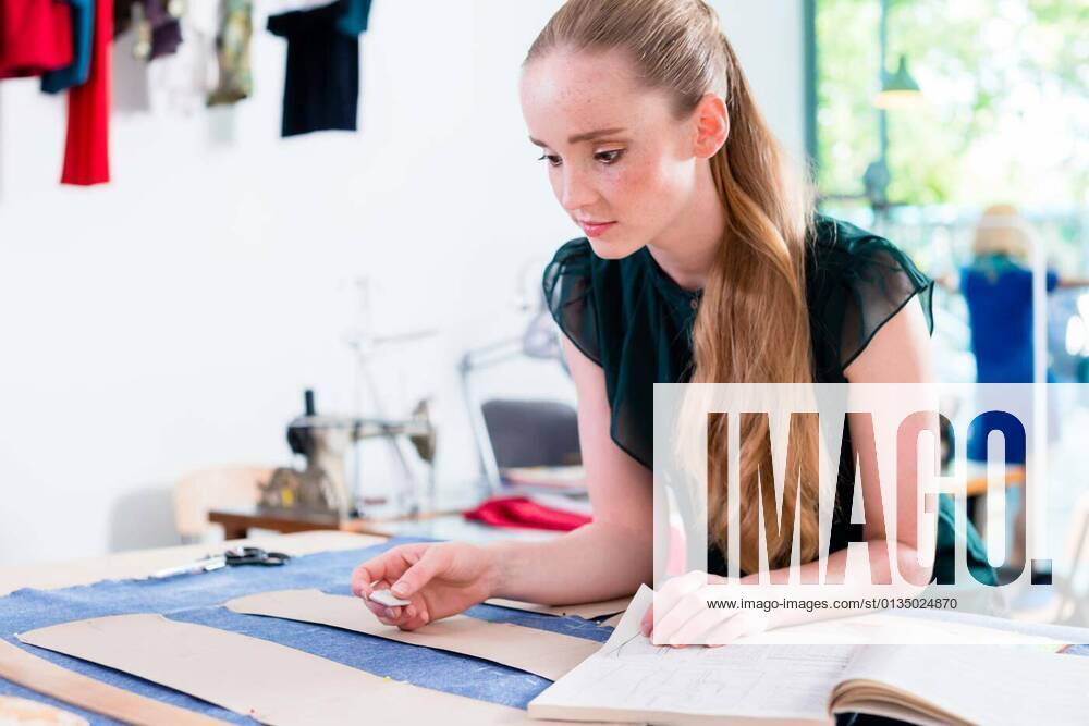 IMAGO Creative: Kreative Renaissance -- der junge Entrepreneur Tailor transfers pattern of fashion design to cloth model released, Symbolfoto, 11.10.2020,