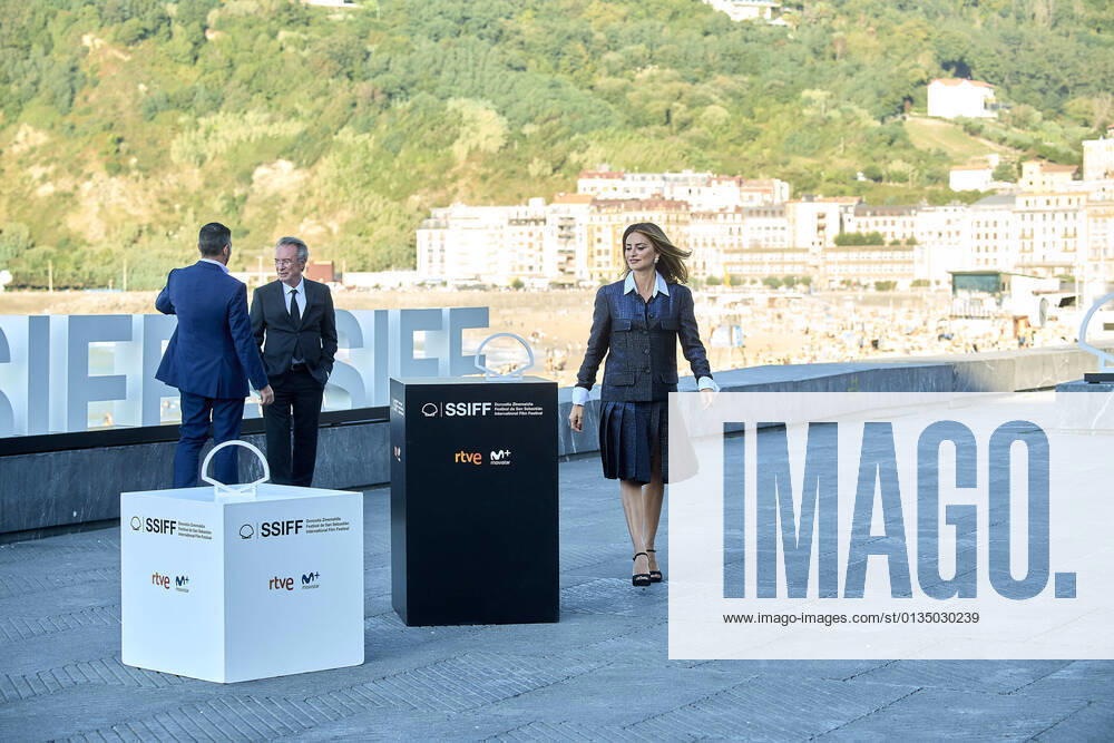 Penelope Cruz, Antonio Banderas, Oscar Martinez attended Official Competition Photocall during 69th San Sebastian International Film Festival at Kursaal Palace on September 17, 2021 in Donostia San Sebastian, Spain Madrid Spain - ZUMAg15_ 20210917_zaf_g15_312