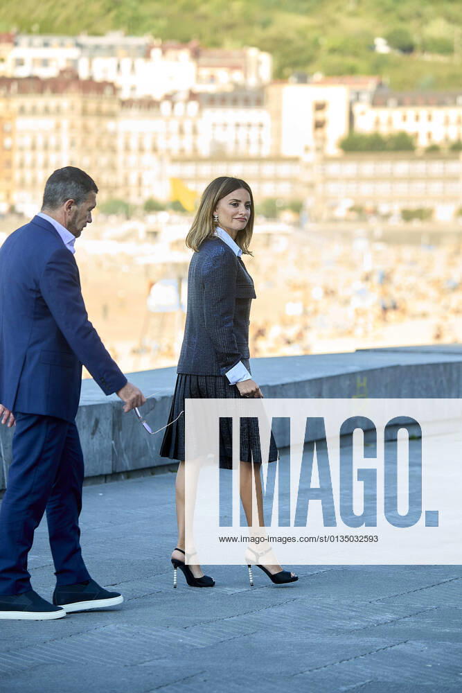 Penelope Cruz, Antonio Banderas attended Official Competition Photocall during 69th San Sebastian International Film Festival at Kursaal Palace on September 17, 2021 in Donostia San Sebastian, Spain Madrid Spain - ZUMAg15_ 20210917_zaf_g15_340