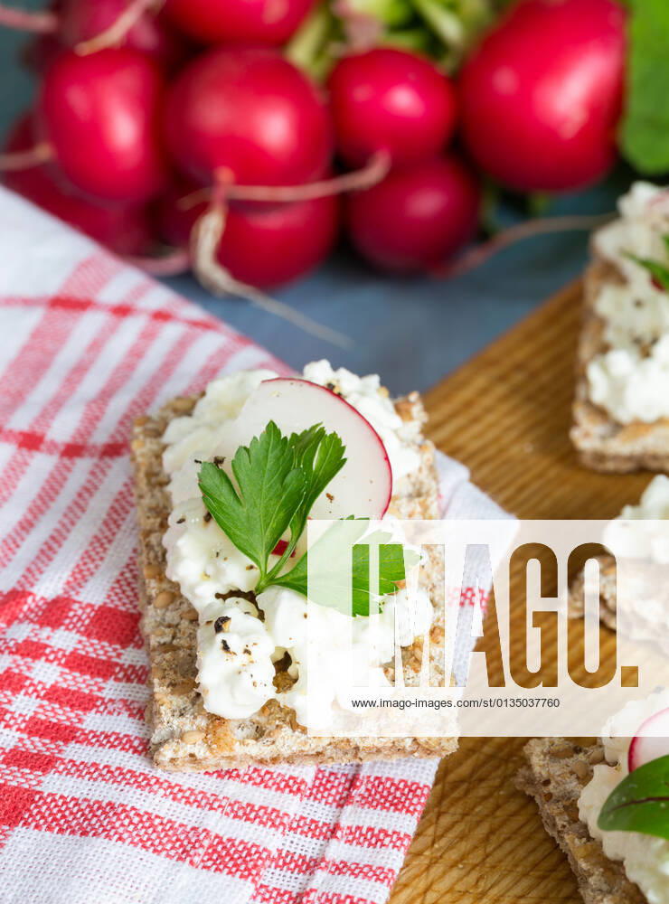 IMAGO Creative, Sommer, Food, Radieschen knäckebrot,frischkäse,knäcke,knäckebrote