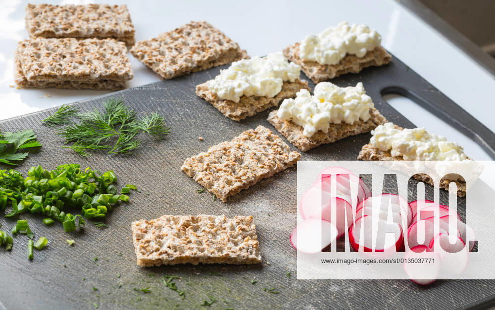 IMAGO Creative, Sommer, Food, Radieschen vorbereitung,fingerfood,präparation,präparieren,vorbereiten,vorbereitungen,finger food,häppchen,snack,snacks