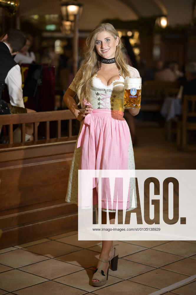 Playboy Wiesn-Playmate Vanessa Teske (26) im Hofbräuhaus - Eröffnung der Wirtshauswiesn 2021, München 18.09.2021