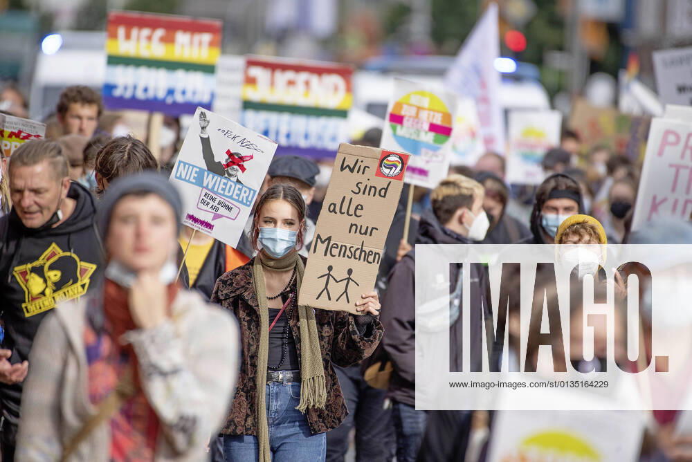 Demonstranten laufen auf einem Protestmarsch durch die City von Rostock. Eine Woche vor der Bundestagswahl will das landesweite Bündnis unteilbarMV auf die Probleme im Land aufmerksam machen, die viele Menschen in Mecklenburg-Vorpommern umtreiben. Klima, Antirassismus und Soziale Gerechtigkeit stehen auf der Agenda ganz oben. An der Demonstration haben am Samstag nach Angaben vom Veranstalter etwa 1500 Menschen teilgenommen. ROSTOCK
