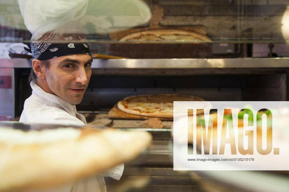 IMAGO Creative: Ruhe im Chaos IMAGO Creative: Kreative Renaissance -- der junge Entrepreneur Pizza place chef model released, Symbolfotoproperty released, , 11.10.2020,
