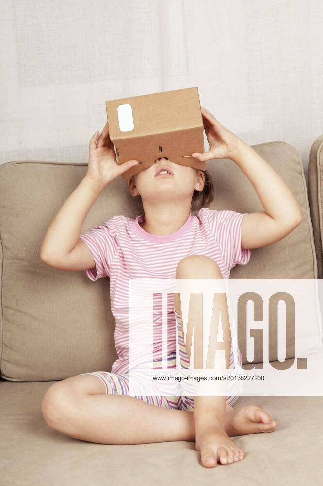 Young girl watching virtual reality. model released, Symbolfoto, 12.10.2020,