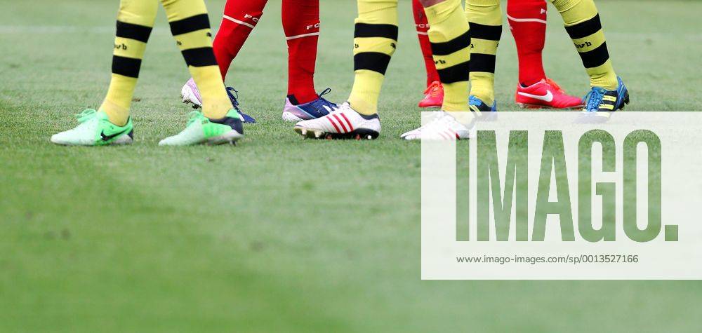 Fussball-Bundesliga, Deutschland, Herren, Saison 2012 2013, 32. Spieltag, Borussia Dortmund, BVB (gelb) - FC Bayern München, FCB (rot) 1:1 -- BVB und Bayern Spieler mit Adidas und Nike Schuhen