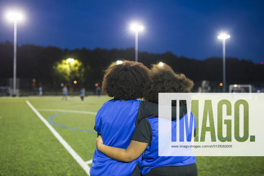 IMAGO Creative: Internationaler Frauenmonat, Mädchen im Sport Female football players sitting by field, Hackney, East London, UK, 12.10.2017,