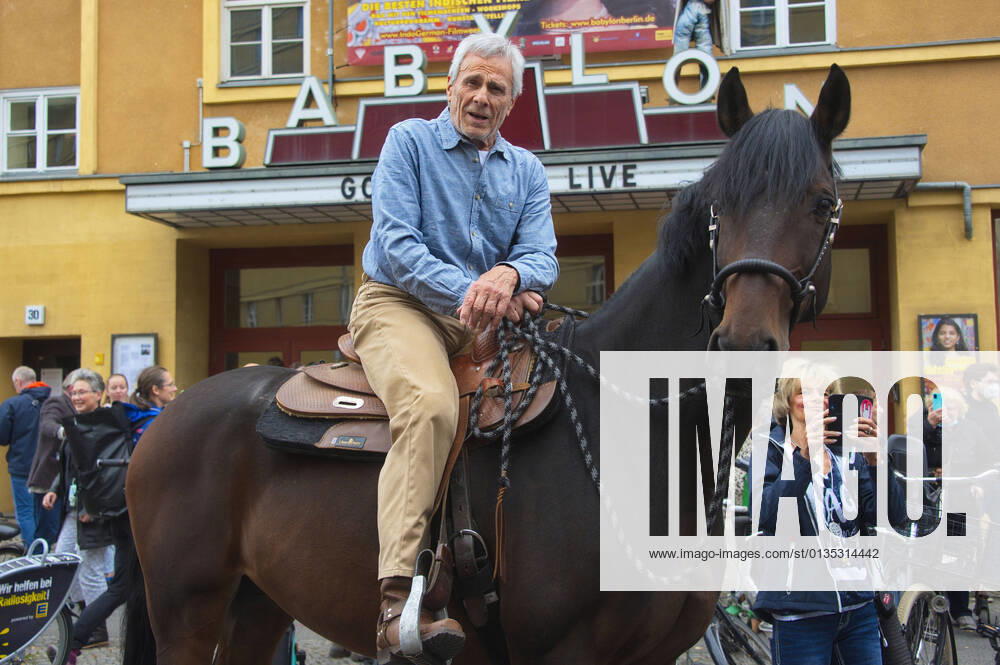 Gojko Mitic mit Pferd am Rosa-Luxemburg-Platz anlässlich der Präsentation der Roman-Neuausgabe von Die Söhne der Großen Bärin von Liselotte Welskopf-Henrich im Kino Babylon. Berlin