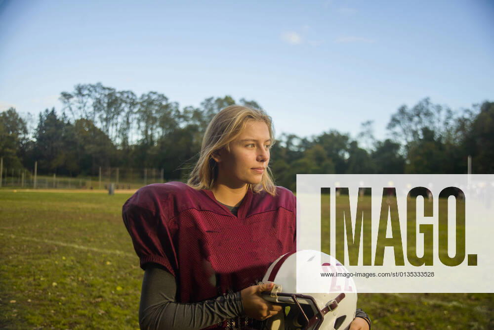 IMAGO Creative: Internationaler Frauenmonat, Mädchen im Sport Teenage female football player on field, 20.12.2018,