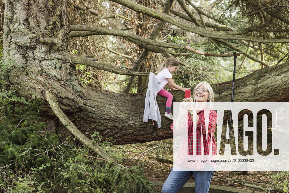 IMAGO Creative: Jahreszeit Frühling, Picknick Grandmother taking selfie with granddaughter sitting on tree, Port Townsend, Washington, USA, 01.02.2019,