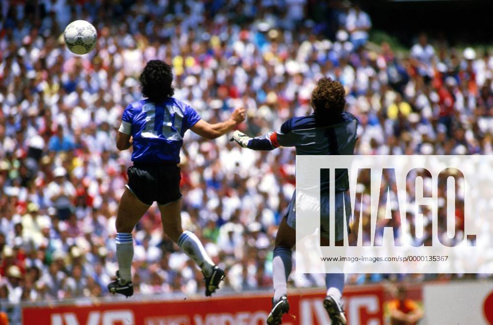 Diego Armando Maradona (Argentinien, li.) erzielt das 1:0 gegen den englischen Torwart Peter Shilton Fußball WM Herren Weltmeisterschaft 1986, Länderspiel: Argentinien - England 2:1, Viertelfinale Gruppe Aztekenstadion Mexiko-Stadt, Mexico-City Dynamik,