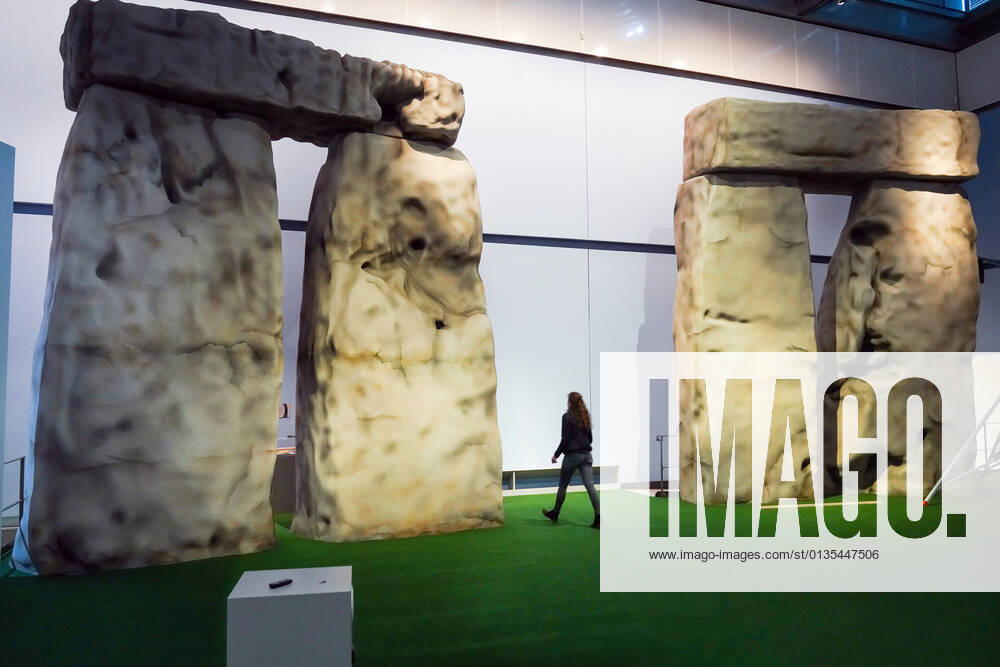 Die Ausstellung Stonehenge in Herne startet am Donnerstag (23.09.2021) im LWL-Museum fuer Archaeologie (Foto vom 20.09.2021). In der weltweit ersten auf Laserscandaten basierenden Eins-zu-eins-Rekonstruktion sollen die Ausmasse des mehr als 4.000 Jahre alten Steinkreises erlebbar gemacht werden, wie der Landschaftsverband Westfalen-Lippe (LWL) am Montag in Herne erklaerte. Zudem werden aktuelle Forschungsergebnisse erstmals der Oeffentlichkeit praesentiert und Parallelen zur westfaelischen Archaeologie gezogen. Die Schau ist bis zum 25. September 2022 zu sehen. (Siehe epd-Meldung vom 20.09.2021) Stonehenge in Herne praesentiert Steinkreis-Rekonstruktion
