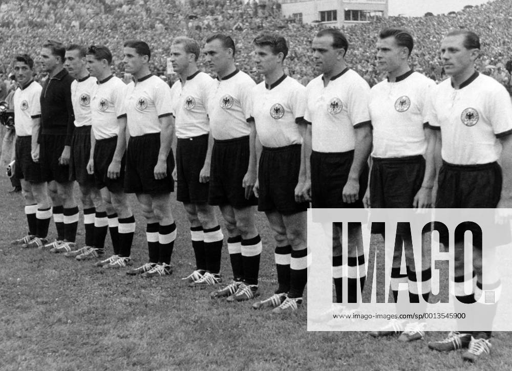 Mannschaftsfoto BR Deutschland WM Finale 1954, v.li.: Fritz Walter, Torwart Toni Turek, Horst Eckel, Helmut Rahn, Ottmar Walter, Werner Liebrich, Jupp Posipal, Hans Schäfer, Werner Kohlmeyer, Karl Mai, Max Morlock