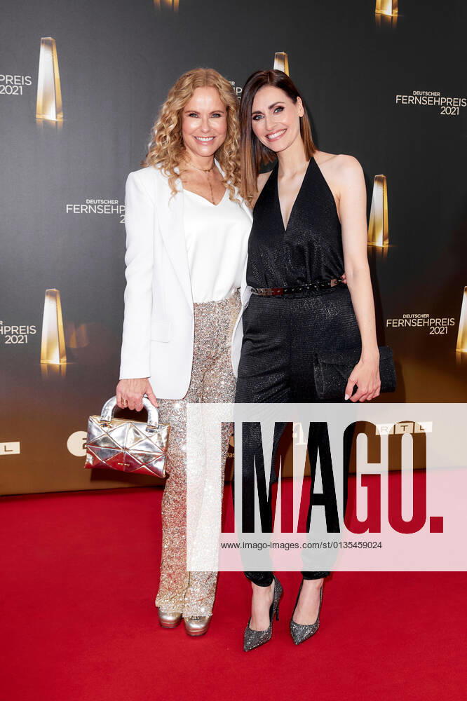 Der Deutsche Fernsehpreis 2021 Katja Burkard und Bella Lesnik auf dem roten Teppich bei der Verleihung des Deutschen Fernsehpreises im Tanzbrunnen in Köln.