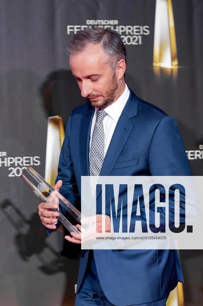 Der Deutsche Fernsehpreis 2021 Preisträger Jan Böhmermann auf dem roten Teppich bei der Verleihung des Deutschen Fernsehpreises im Tanzbrunnen in Köln.