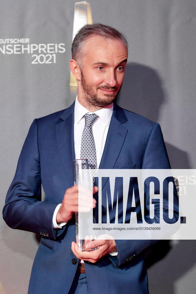 Der Deutsche Fernsehpreis 2021 Preisträger Jan Böhmermann auf dem roten Teppich bei der Verleihung des Deutschen Fernsehpreises im Tanzbrunnen in Köln.