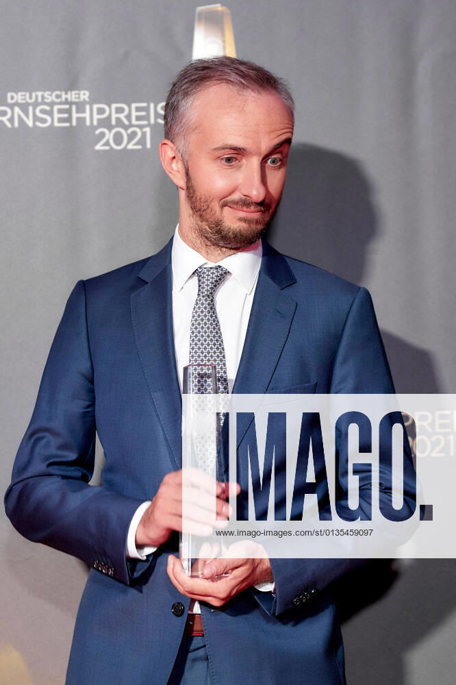 Der Deutsche Fernsehpreis 2021 Preisträger Jan Böhmermann auf dem roten Teppich bei der Verleihung des Deutschen Fernsehpreises im Tanzbrunnen in Köln.