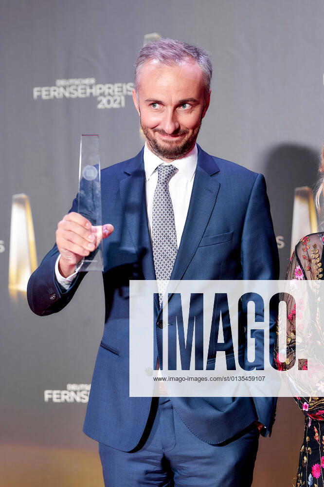 Der Deutsche Fernsehpreis 2021 Preisträger Jan Böhmermann auf dem roten Teppich bei der Verleihung des Deutschen Fernsehpreises im Tanzbrunnen in Köln.
