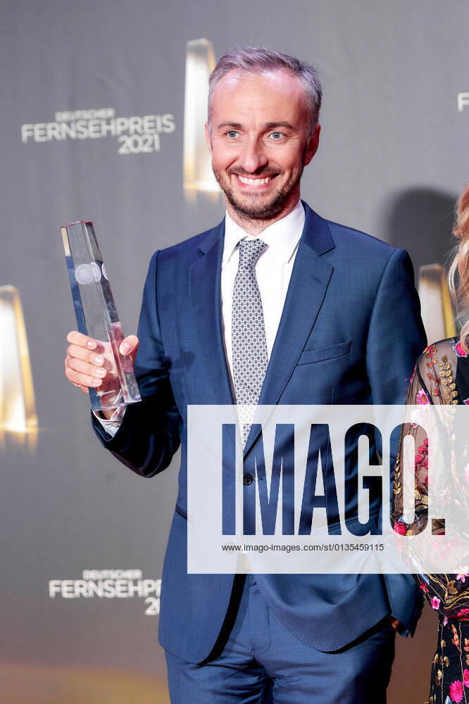 Der Deutsche Fernsehpreis 2021 Preisträger Jan Böhmermann auf dem roten Teppich bei der Verleihung des Deutschen Fernsehpreises im Tanzbrunnen in Köln.