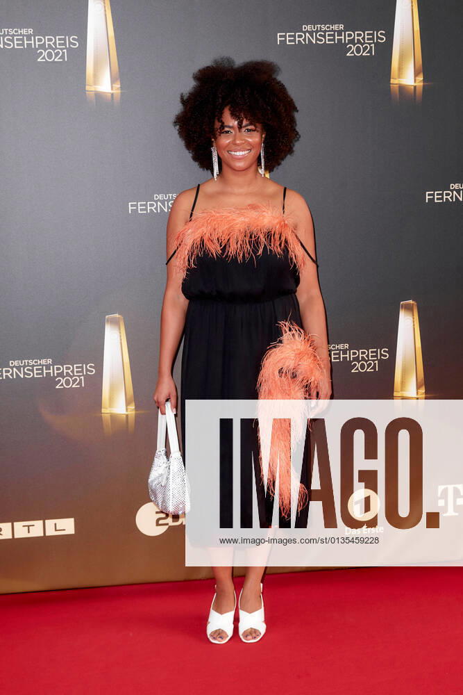 Der Deutsche Fernsehpreis 2021 Aminata Belli auf dem roten Teppich bei der Verleihung des Deutschen Fernsehpreises im Tanzbrunnen in Köln.