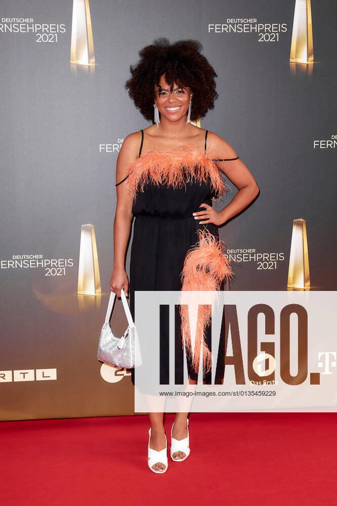 Der Deutsche Fernsehpreis 2021 Aminata Belli auf dem roten Teppich bei der Verleihung des Deutschen Fernsehpreises im Tanzbrunnen in Köln.